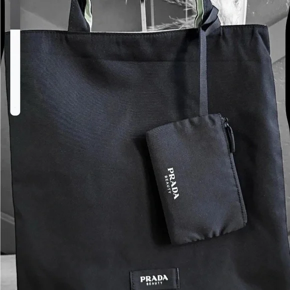 NWOT REVERSABLE VIP PRADA BEAUTY TOTE WITH COIN POUCH - Picture 4 of 4